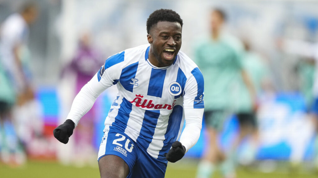 Leeroy Owusu i kamp for OB mod FC København