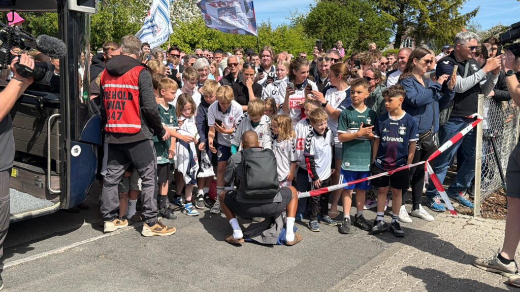 Gift Links hilser på AGF-fans