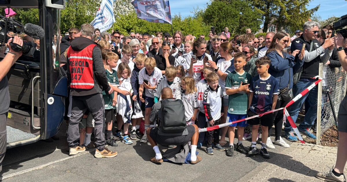 Pyro på Fredensvang: AGF sendt afsted af hundredevis af fans Foto: Campo