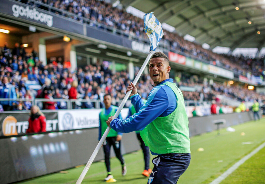 Tobias Sana under en kamp for Malmö FF.