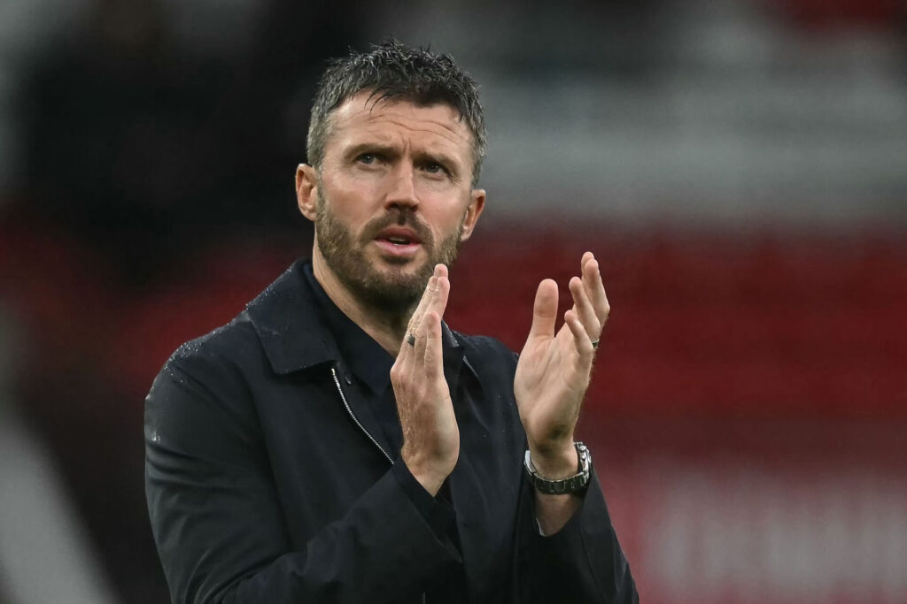 Michael Carrick klapper til fansene efter opgøret mellem Manchester United og Ipswich Town den 30. august 2026.