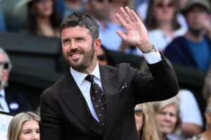 Michael Carrick vinker til Wimbledon.