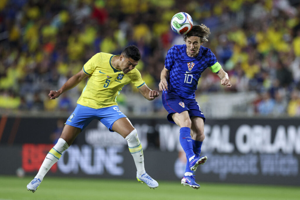 Luka Modric, Kroatien, i hovedstødsduel med Casemiro, Brasilien