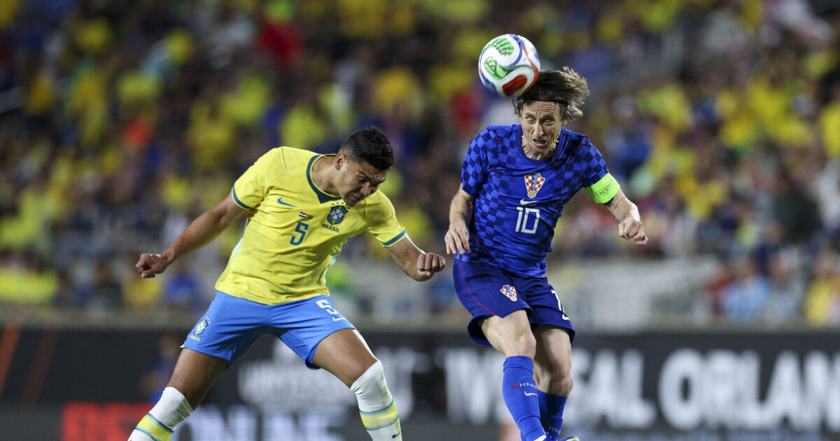 Kroatisk veteran udtaget til sit femte VM Mar 31, 2026; Orlando, Florida, USA; Croatia midfielder Luka Modric (10) heads the ball [past Brazil midfielder Casemiro (5) in the first half during an international friendly at Camping World Stadium. Mandatory Credit: Nathan Ray Seebeck-Imagn Images