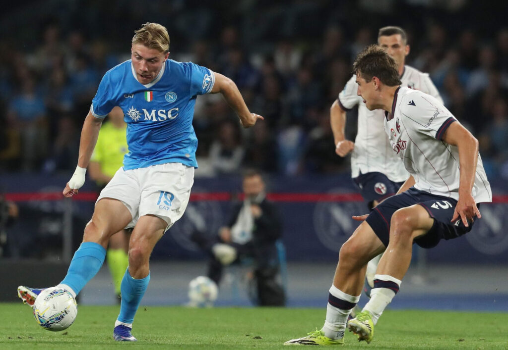 Rasmus Højlund sparker til bolden