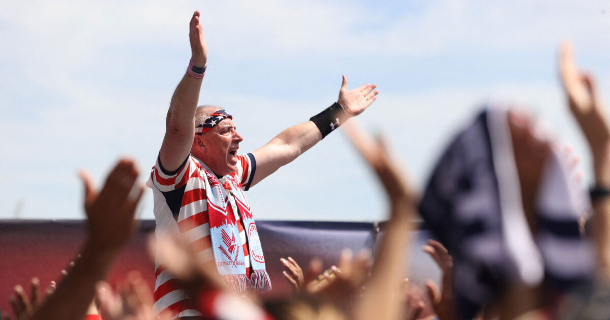Rocker-metoder: Åbner sag om manipulation May 26, 2026; New York, New York, USA; Fans cheer during the United States men's national team roster reveal for the 2026 FIFA World Cup at The Rooftop at Pier 17. Mandatory Credit: Pamela Smith-Imagn Images