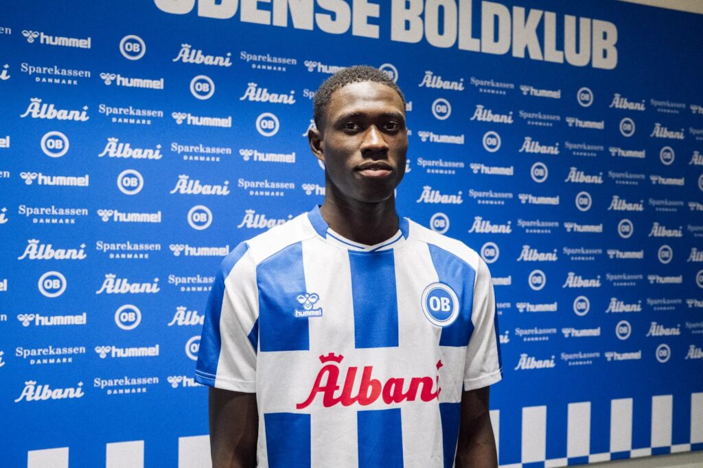 Abdou Wadou Sarr poserer i en OB-trøje