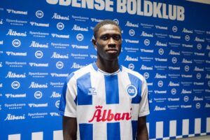 Abdou Wadou Sarr poserer i en OB-trøje