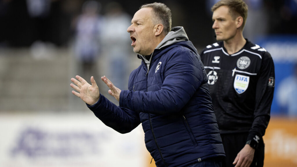Alexander Zorniger råber ud mod sine spillere.