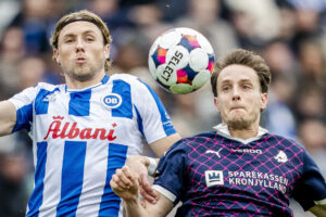 Randers FC's Daniel Høegh i duel med OB's Jona Niemiec