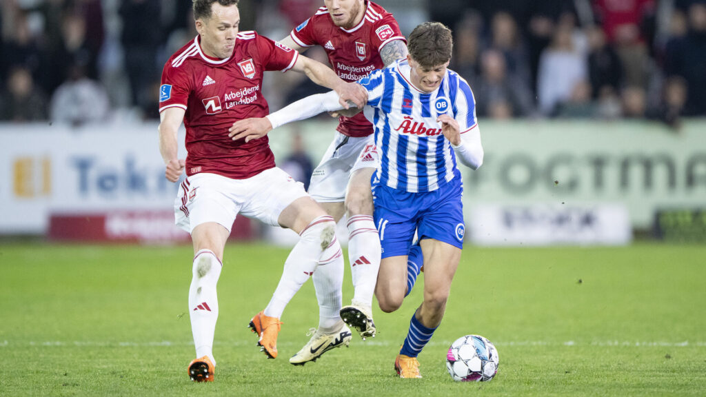 Markus Jensen dribler med bolden.