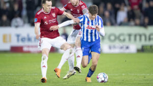 Markus Jensen dribler med bolden.