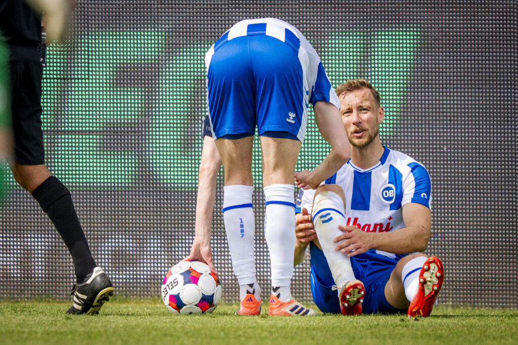 Nicolas Bürgy tager sig til knæet.