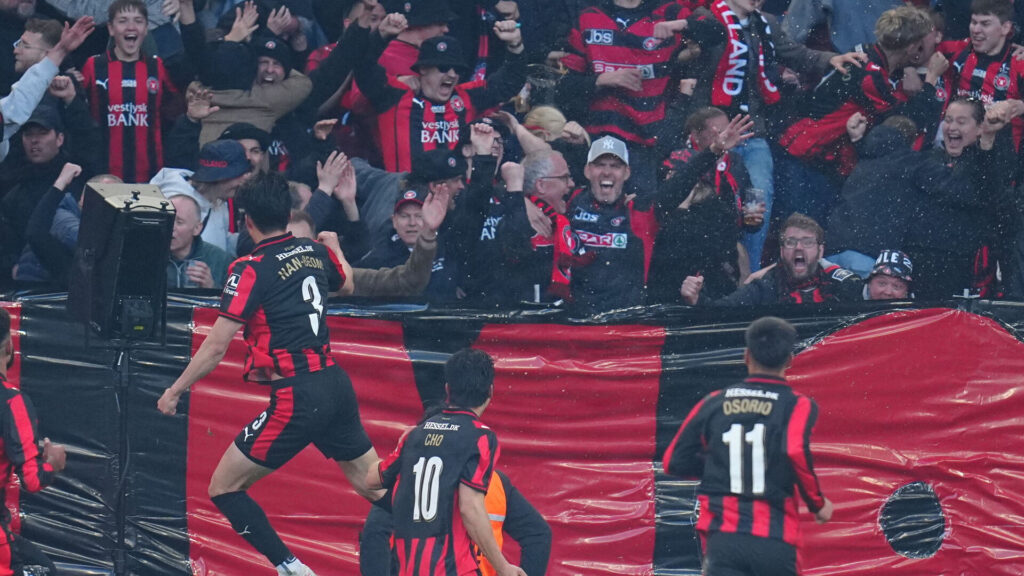 FC Midtjylland-spillere jubler efter scoring.