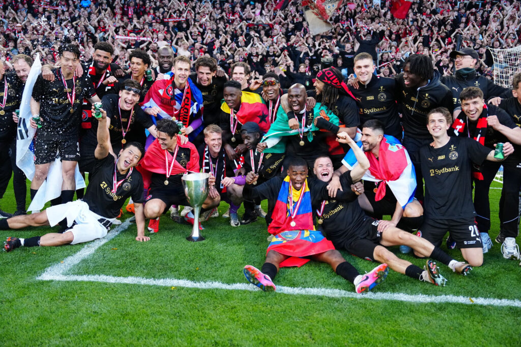 FCM-spillerne fejrer Oddset Pokal-triumfen.