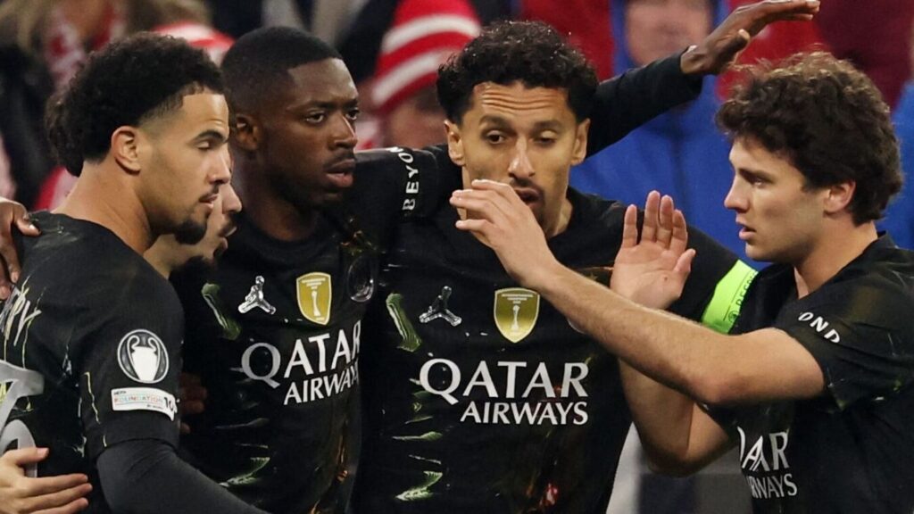 PSG-spillere fejrer scoring mod Bayer München.