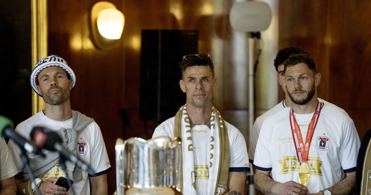 Old Boys? Så gamle er AGF blandt Europas mesterhold AGF's Patrick Mortensen, Jesper Hansen og Henrik Dalsgaard til DM-fejring på rådhuset i Århus. Foto: Bo Amstrup/Ritzau Scanpix