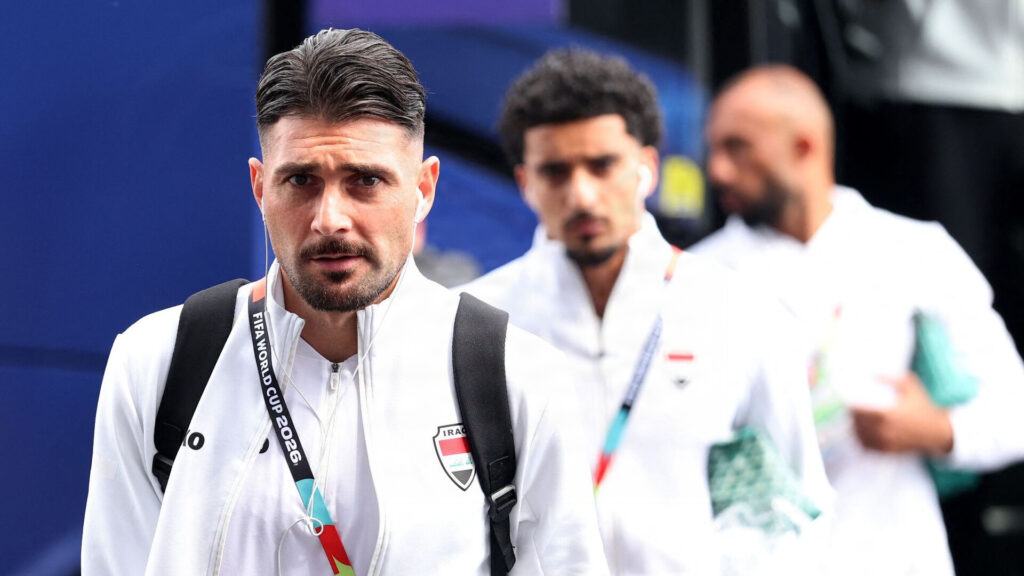 Frans Putros ankommer med Irak til VM-kamp.