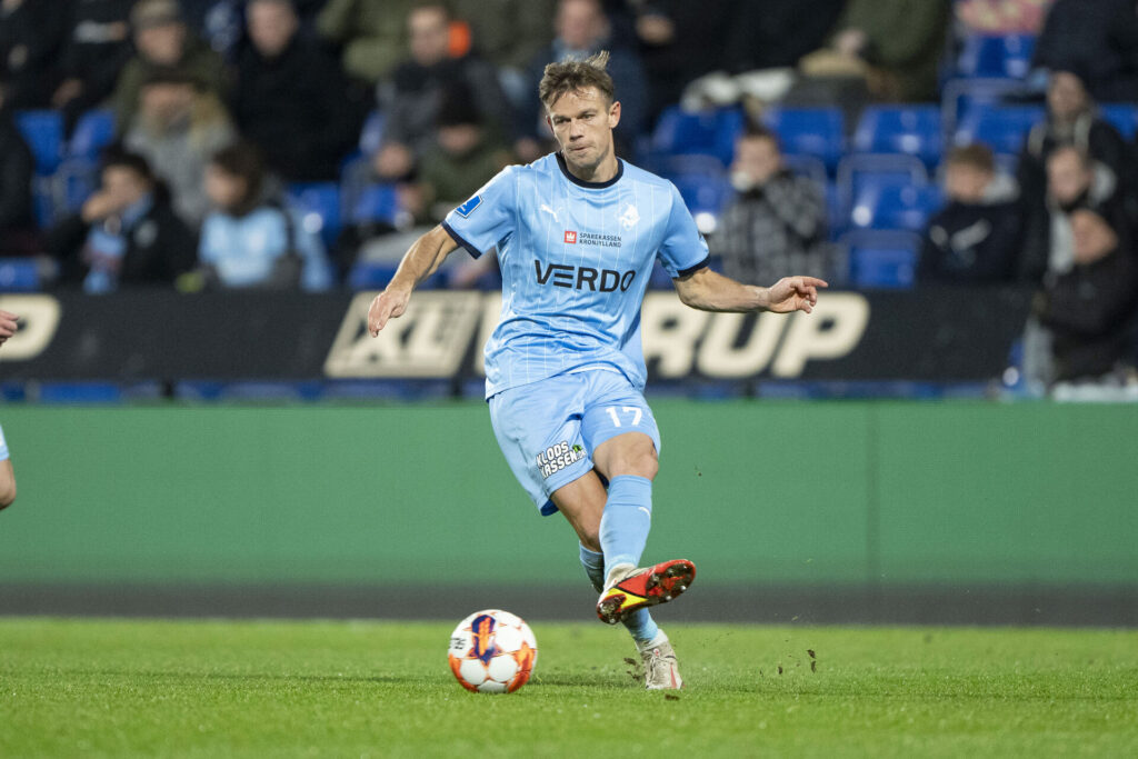 Mads Albæk i færd med at slå en pasning for Randers FC.