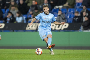 Mads Albæk i færd med at slå en pasning for Randers FC.