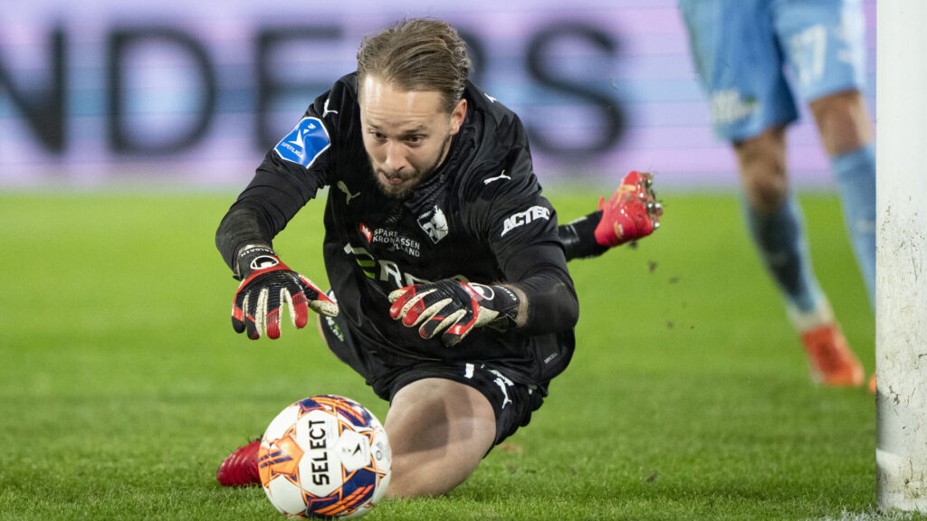 Patrik Carlgren redder Randers FC.