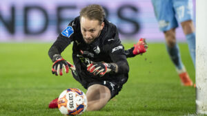 Patrik Carlgren redder Randers FC.