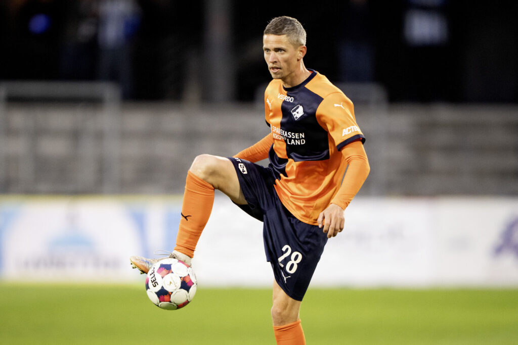 André Rømer på bolden under en kamp for Randers mod OB.