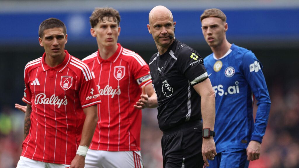 Nottingham Forest spillere, Chelsea-spiller og dommer Anthony Taylor.