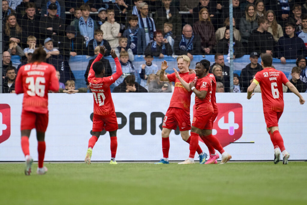 FC Nordsjællands spillere jubler.