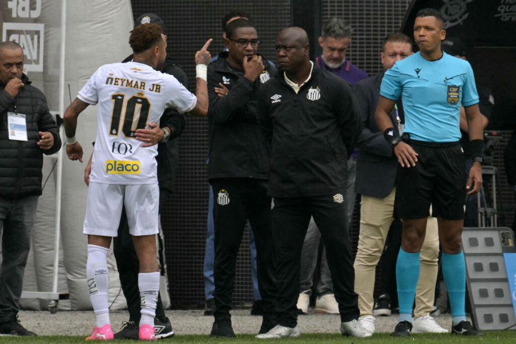 Neymar protesterer til fjerdedommeren