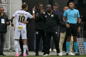 Neymar protesterer til fjerdedommeren