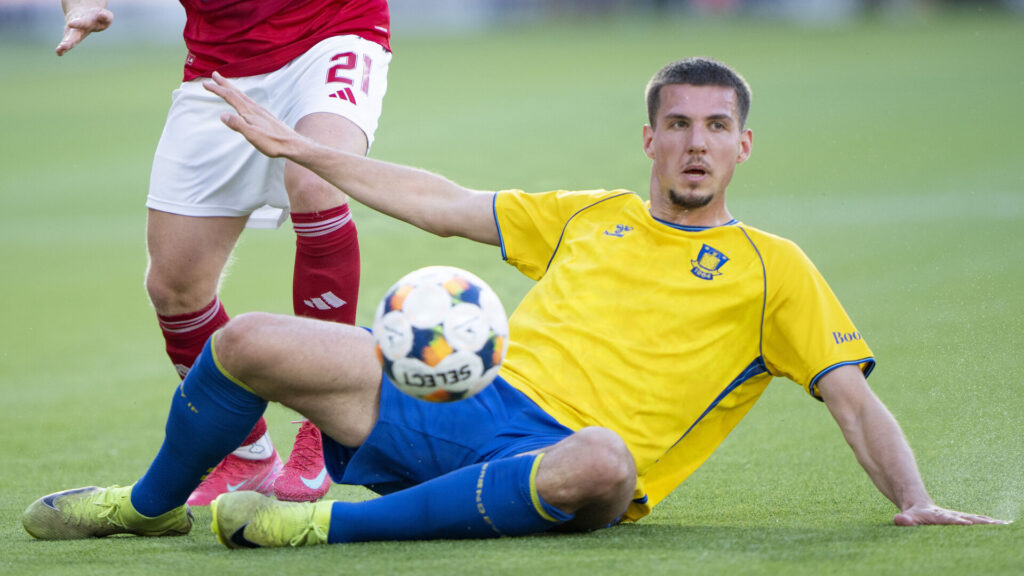 Jordi Vanlerberghe glider på græsset mod Silkeborg.