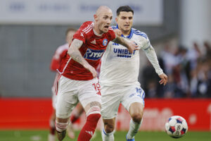 Jens MArtin Gammelby i duel med Mohamed Elyounoussi.