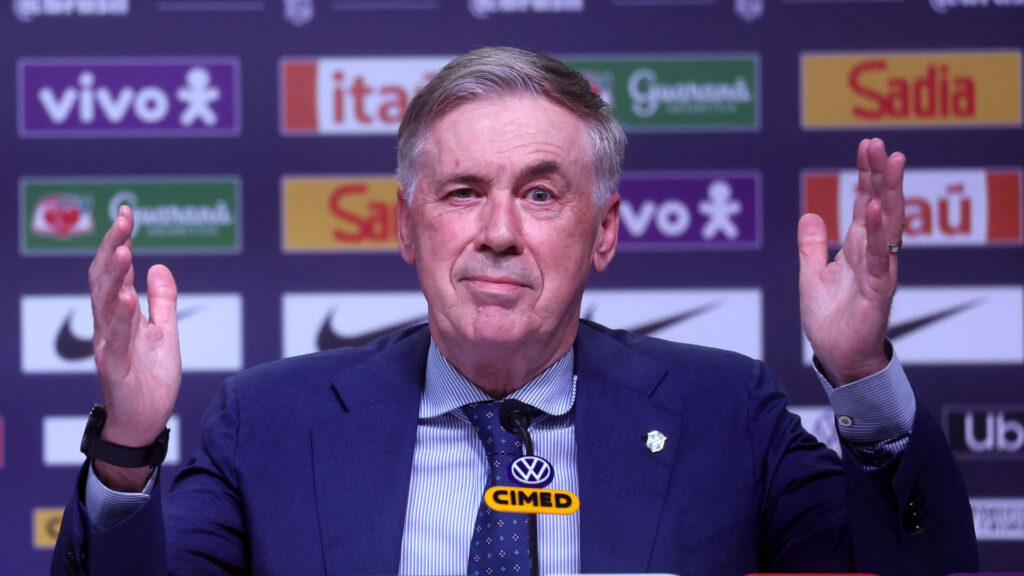 Carlo Ancelotti har hænderne ved siden af hovedet.