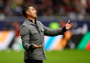 Albert Riera slår ud med armene.