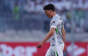 Joakim Mæhle på vej fra banen efter en kamp for Wolfsburg.