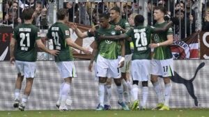 Wolfsburg-spillere jubler efter scoring.