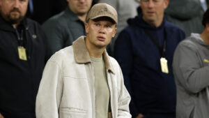 Erling Haaland ser til, mens Manchester City spiller pokalfodbold