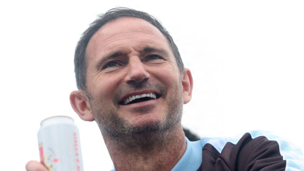 Frank Lampard med bajer i hånden.