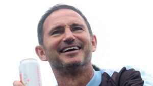 Frank Lampard med bajer i hånden.