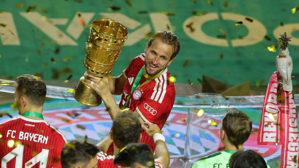 Harry Kane løfter den tyske pokal