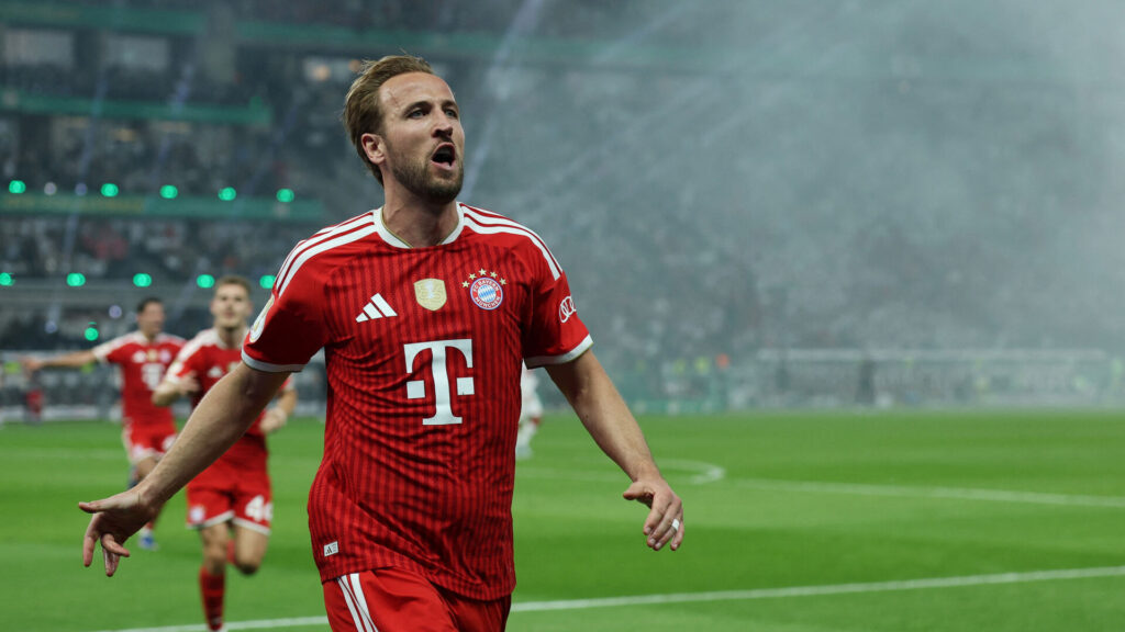 Harry Kane fejrer en scoring for Bayern München