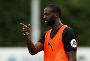 Yaya Touré peger under en træningskamp i London