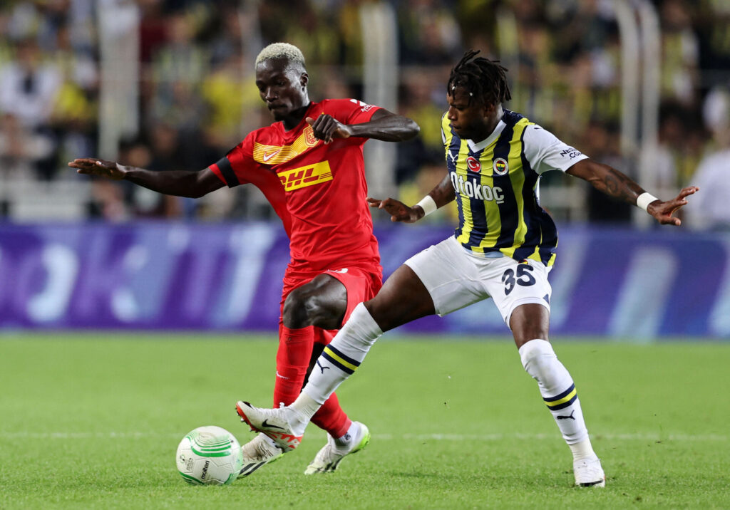 Mohamed Diomandé i duel med Fred.