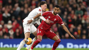 Maël de Gevigney i aktion mod Liverpools Cody Gakpo.