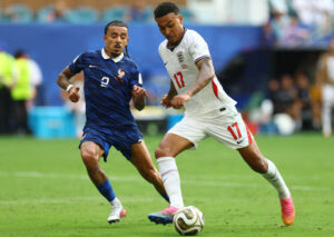 Morgan Rogers sparker til bolden under bronzekampen ved VM mellem England og Frankrig den 18. juli 2026.