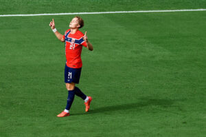 Andreas Schjelderup jubler efter scoringen for Norge mod England i kvartfinalen ved VM 2026.