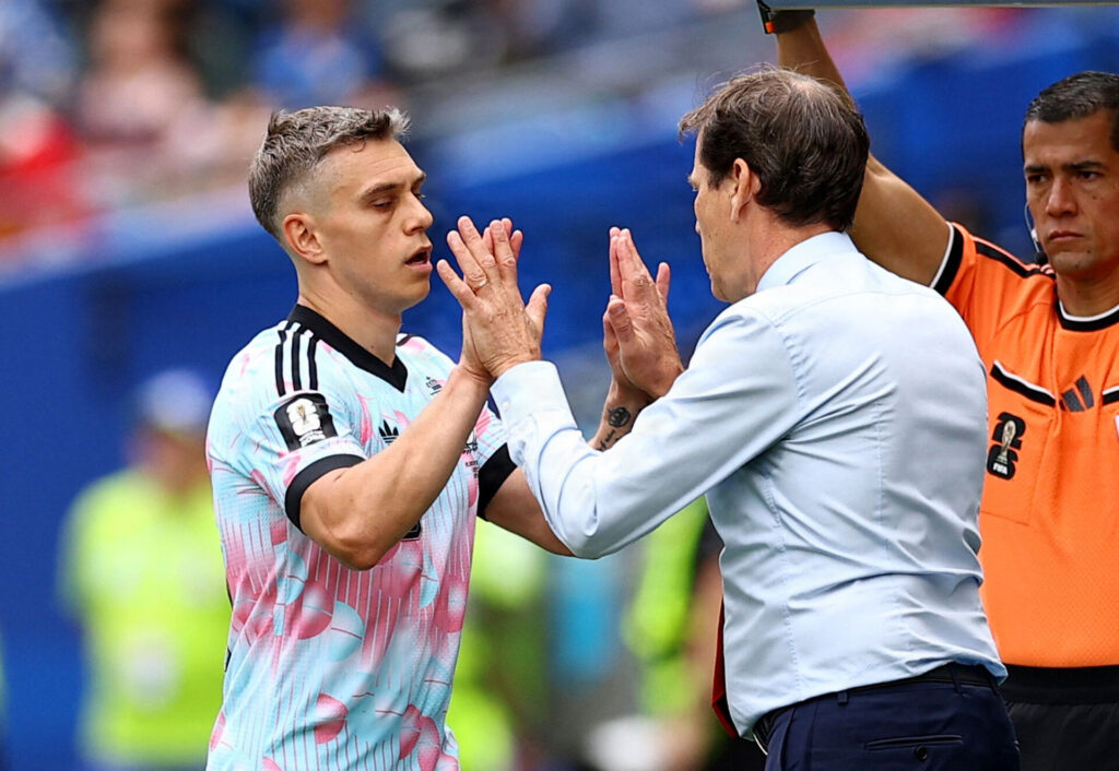 Leandro Trossard giver Belgiens cheftræner Rudi Garcia hånden, efter han blev skiftet ud i kampen mod Senegal.