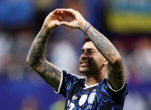 Cristian Romero jubler til fansene efter sejren over England ved Vm 2026.
