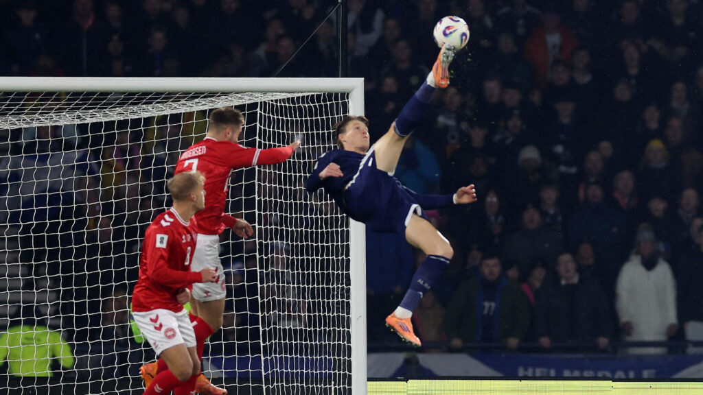 Scott McTominay scorer på saksespark imod Danmark